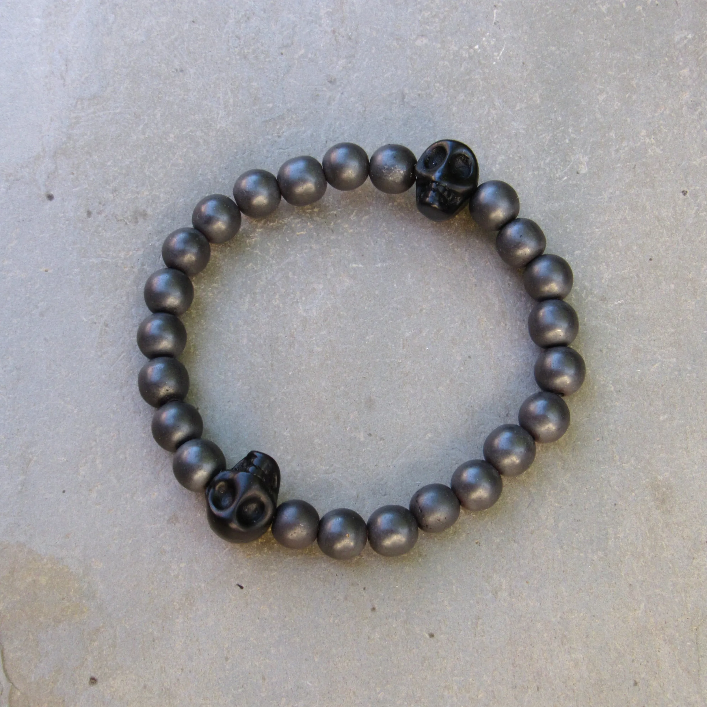 Matte Hematite Gemstones and Howlite Skull Men’s Stretch Bracelet