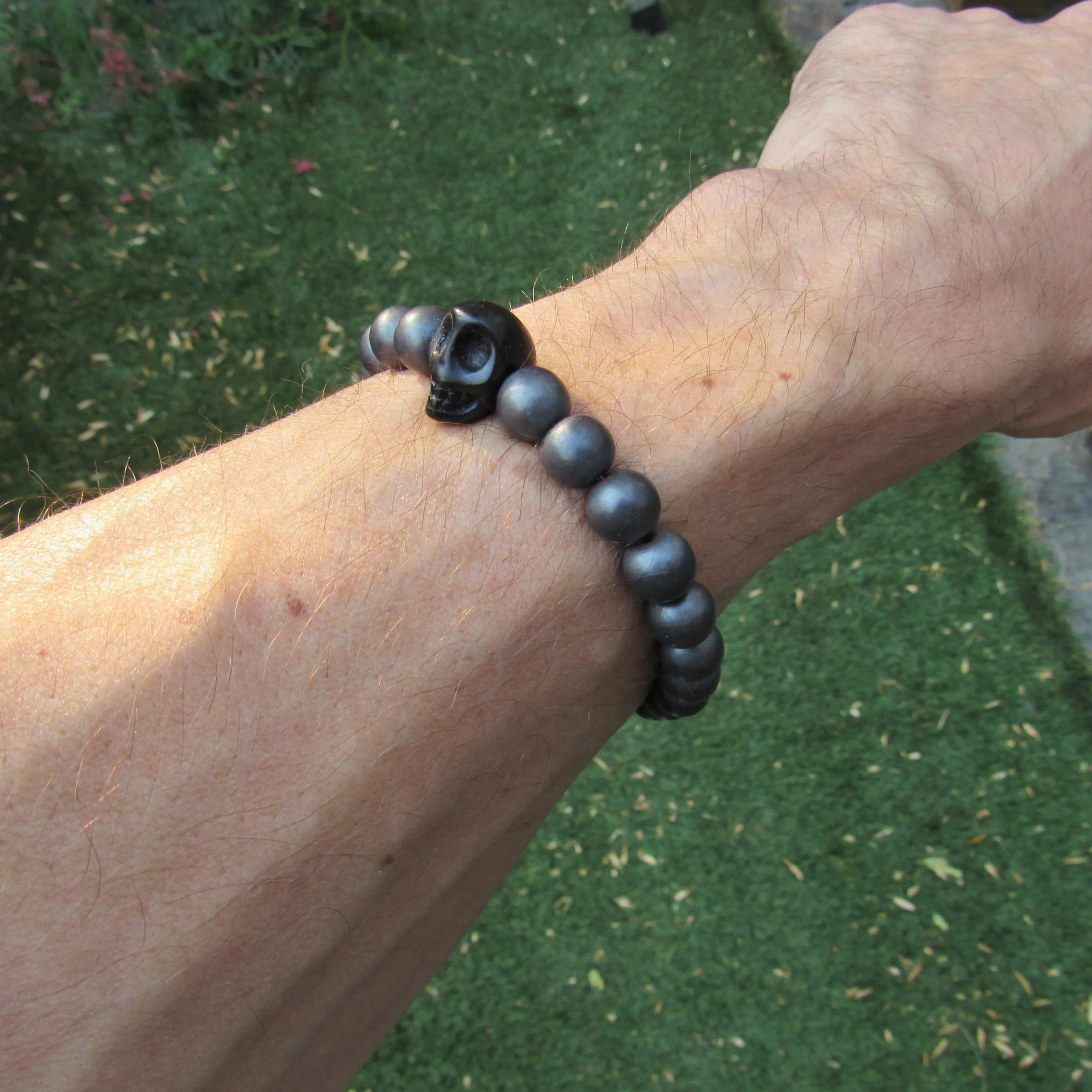 Matte Hematite Gemstones and Howlite Skull Men’s Stretch Bracelet